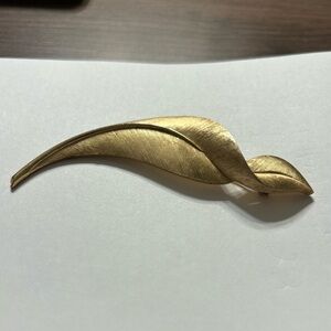 Vintage Trifari gold tone brooch